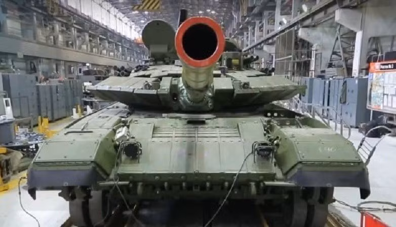 Truyền thông Nga đã chiếu cảnh T-90MS được thử nghiệm thực địa trong điều kiện thời tiết mùa đông, sau đó được sơn ngụy trang màu cát, sau đó được vận chuyển đến UAE và giới thiệu với các quan chức địa phương. tang-4.jpg