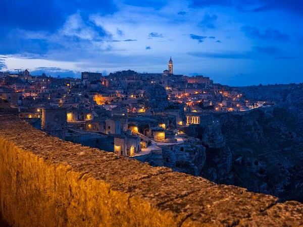 Nằm trong vùng Basilicata là thành phố cổ Matera, đây là một trong ba thành phố lâu đời nhất châu Âu. Thành phố được xây dựng trên một khe núi, có tên là Gravina of Matera, và được gọi là "Sassi di Matera", trong tiếng Ý có nghĩa là “Thành phố của đá”. Italia 2.jpg