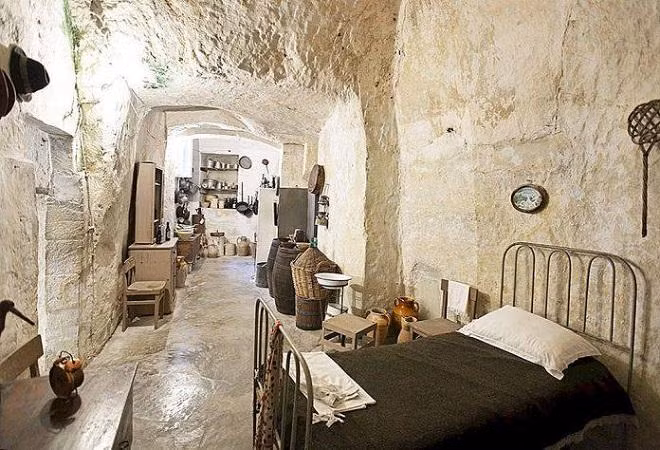 Các tour tham quan diễn ra qua hai quận của thành phố, Sasso Caveoso và Sasso Barisano. Để cảm nhận cuộc sống du khách có thể ghé thăm một “casa grotto” - nơi những ngôi nhà hang động ban đầu đã được cải tạo. Italia 5.jpg