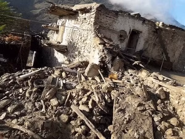 Taliban, lực lượng kiểm soát khu vực, đã xác nhận trận động đất và báo cáo thiệt hại nặng nề ở các khu vực miền núi và khó tiếp cận của hai tỉnh Nangarhar và Kunar. dong-dat-2.jpg