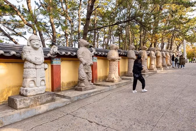 Sự tương phản giữa những bức tượng Phật trắng cao vút với những vách đá hùng vĩ và những con sóng vỗ bờ vô cùng ấn tượng, và đó không phải là sự trùng hợp ngẫu nhiên. chua-3.jpg