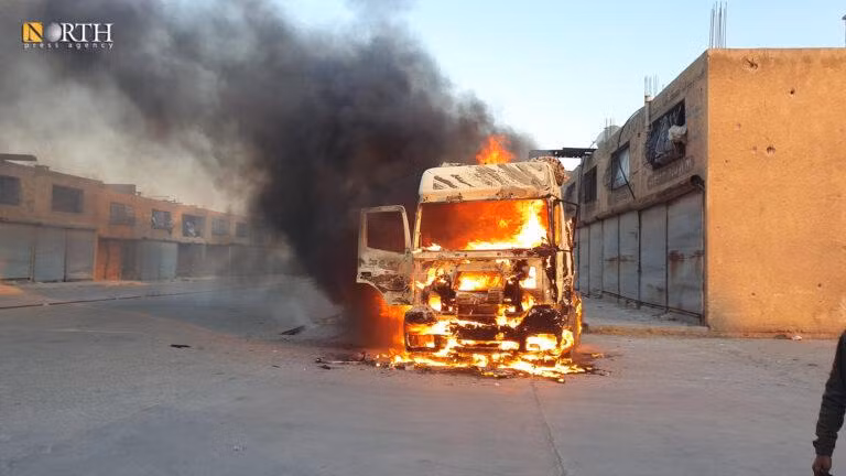 Tại thành phố al-Bab, người biểu tình đã tấn công xe tải Thổ Nhĩ Kỳ và đốt cháy một số xe. Với sự hỗ trợ của các nhóm vũ trang, họ còn tấn công cửa khẩu Al-Rai và Bab al-Salamah. Do đó, chính quyền Ankara đã yêu cầu các nhân viên dân sự của họ rời khỏi miền bắc Syria ngay lập tức và đóng cửa các cửa khẩu biên giới Thổ Nhĩ Kỳ-Syria. căng thẳng 6.jpg