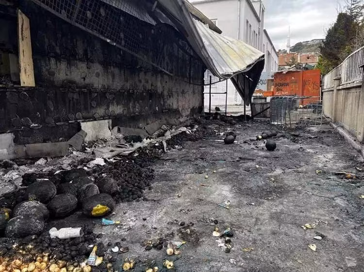 Các cửa hàng, cửa hiệu và tài sản khác của người di cư Syria đã bị nhắm mục tiêu. Bạo lực ở thành phố Kayseri của Thổ Nhĩ Kỳ đã dẫn đến gia tăng các cuộc đụng độ, dẫn đến cái chết của hai công dân Syria và phá hủy tài sản của người Syria. căng thẳng 3.jpg
