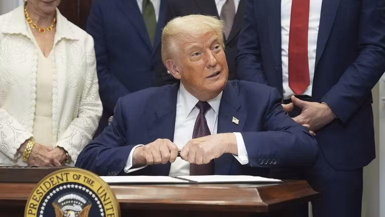 Ông Trump cho biết mức thuế quan này được áp dụng một phần vì Ấn Độ là thành viên của BRICS, và một phần do cái mà ông gọi là thâm hụt thương mại "khủng khiếp" với New Delhi. thue-1.jpg