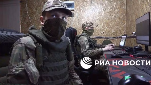 “Quân nhân Nga rất thành thạo trong việc xác định vị trí của lực lượng Ukraine nhờ sử dụng hệ thống liên lạc Iridium. Việc truy cập vào hệ thống này không hề đơn giản, nhưng đã có những bộ phận chuyên trách sẽ xử lý được. Thông thường thì các đơn vị này chuyên theo dõi các đại diện quan trọng nhất của lực lượng vũ trang Ukraine... Nga 1.jpg