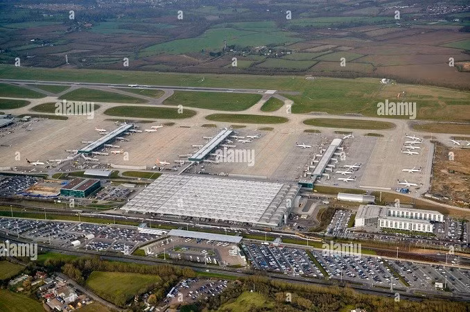 Kể từ những năm 1970, Stansted đã tham gia vào nhiều vụ cướp máy bay ngoài đời thực, và đội ngũ nhân viên của sân bay này thường xuyên tham gia các cuộc diễn tập để chuẩn bị cho những sự kiện như vậy. san-bay.jpg
