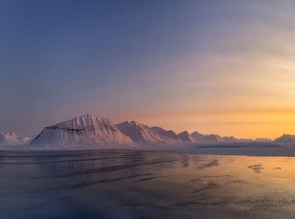 Từ 19/4 đến 23/8, Quần đảo Svalbard trải qua hiện tượng tự nhiên được gọi là mặt trời lúc nửa đêm. Trong thời gian này, mặt trời không lặn xuống dưới đường chân trời, giúp các hòn đảo luôn có ánh sáng ban ngày. dao-2.jpg