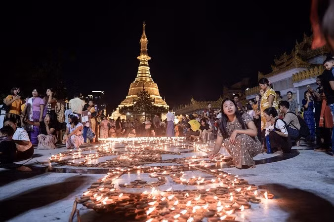 Người này tiết lộ, đám đông đã tụ tập để tham dự lễ hội và một cuộc biểu tình chống chính quyền vào khoảng 7 giờ tối (giờ địa phương) ngày 6/10 khi bom được thả xuống, gây ra vụ việc đau lòng này. le-hoi-3.jpg
