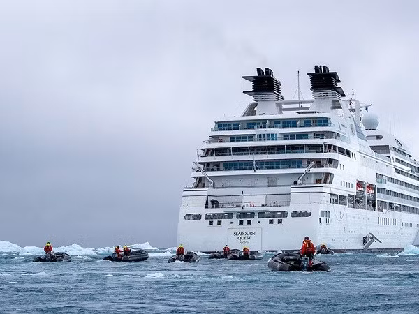 Trải nghiệm ngày nay khá khác biệt. Colleen McDaniel, tổng biên tập của Cruise Critic, ghi nhận nhiều hãng du thuyền đã mở rộng phạm vi du lịch Nam Cực cho nhiều du khách hơn cách đây khoảng một thập kỷ. du-thuyen-2.jpg