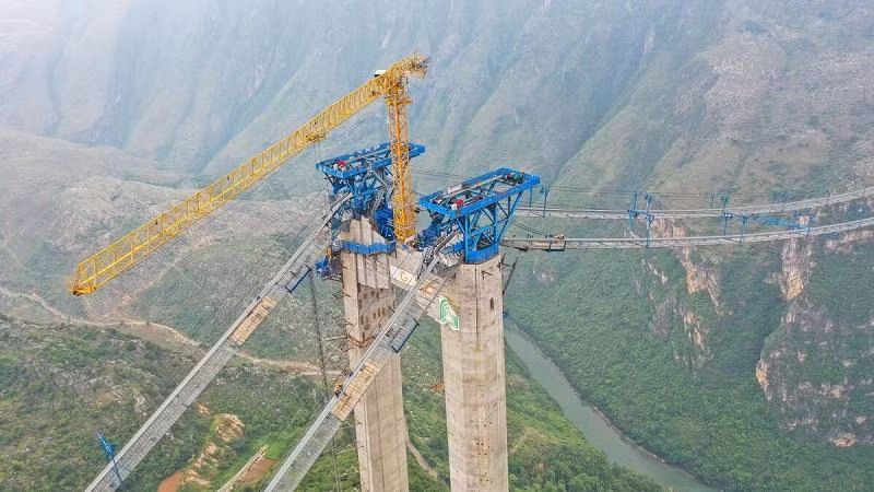 Cây cầu Huajiang Grand Canyon ở tỉnh Quý Châu, tây nam Trung Quốc, với chiều cao thẳng đứng đáng kinh ngạc là 625 mét tính từ mặt cầu xuống mặt nước, tổng chiều dài là 2.980 mét, và nhịp chính của cầu dài 1.420 mét, được Trung Quốc thiết kế để trở thành cây cầu cao nhất thế giới khi hoàn thành, và là một kỳ quan của kỹ thuật hiện đại. cây cầu 1.jpg
