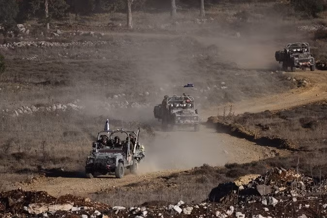 Israel nhấn mạnh rằng, lực lượng Syria phải rút hoàn toàn khỏi các tỉnh này để ngăn chặn các mối đe dọa từ HTS hoặc các nhóm khác, cũng như để bảo vệ cộng đồng người Druze đang sinh sống tại Suwayda. syria-9.jpg