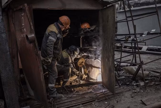 Những cơ sở như thế này đã liên tục bị tấn công trong chiến dịch lâu năm của Nga nhằm xóa sổ cơ sở hạ tầng năng lượng của Ukraine và làm suy yếu ý chí chiến đấu của binh sĩ nước này trong cuộc chiến. sua-6.jpg