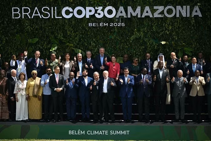 Thủ tướng Anh cũng có giây phút ngại ngùng khi đến Brazil tham dự Hội nghị thượng đỉnh về biến đổi khí hậu của LHQ (COP 30). Vừa bước xuống máy bay, ông vấp phải cầu thang, suýt ngã, nhưng ông đã lấy lại được thăng bằng. brazil.jpg