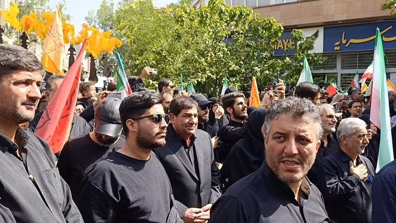Trong số những người tham dự có người đứng đầu ngành tư pháp Iran, chỉ huy Lực lượng Quds Esmail Qaani và Tổng thống Masoud Pezeshkian. le-tang-2.jpg