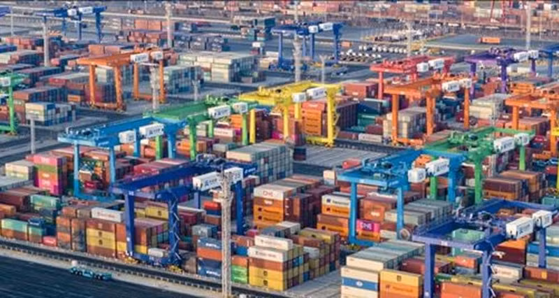 Xuất khẩu của Trung Quốc sang Đức tăng 8,8%, đưa tổng kim ngạch thương mại song phương lên 251,8 tỷ euro. Kim ngạch xuất khẩu của Đức sang Trung Quốc giảm 9,7% trong cùng kỳ. duc-5.jpg