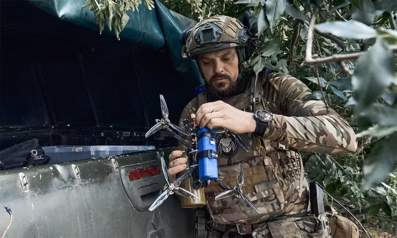 Các công ty như Kalashnikov Concern và Kronstadt Group đã nhận được nguồn tài trợ đáng kể để thúc đẩy quá trình phát triển và sản xuất UAV AI. Nguồn tài trợ này là một phần của sáng kiến rộng lớn hơn nhằm hiện đại hóa quân đội Nga và duy trì sự ngang bằng về công nghệ với các lực lượng toàn cầu hàng đầu. UAV 7.jpg