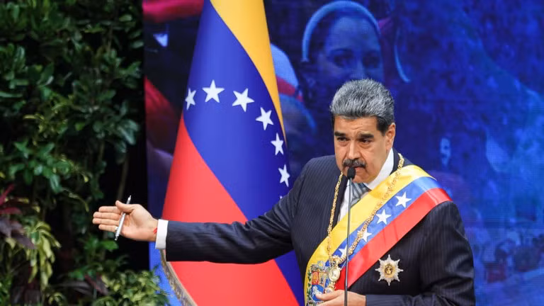 Tổng thống Venezuela Nicolas Maduro đã phủ nhận những cáo buộc này, nói rằng, Washington "bịa đặt một cuộc chiến tranh mới" trong bối cảnh nước này tiếp tục tăng cường quân sự. tt-ve.jpg