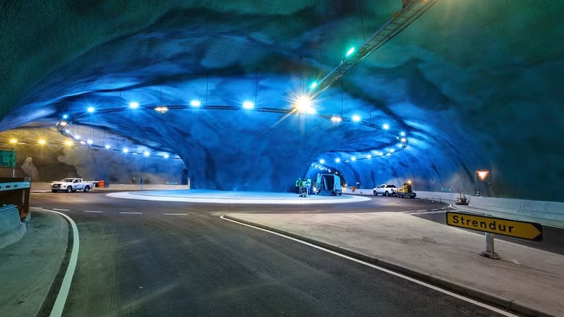 Không có gì ngạc nhiên khi người dân Faroe đã xây dựng 17 đường hầm trên đất liền và bốn đường hầm dưới biển, bao gồm đường hầm dưới biển duy nhất trên thế giới có vòng xoay dưới nước. dg-ham-2.jpg
