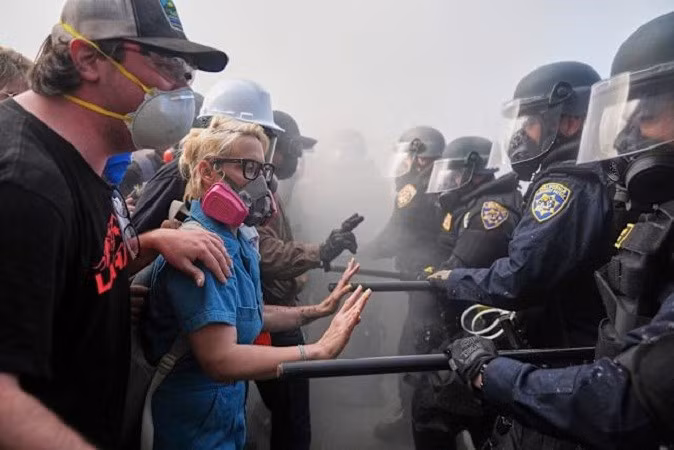 Spokane: Thành phố Washington đã tuyên bố tình trạng khẩn cấp và áp đặt lệnh giới nghiêm vào đêm 11/6. Hơn 30 người đã bị bắt. Có lúc, cảnh sát đã triển khai "khói trơ" không độc hại để giải tán đám đông. bieu-tinh-5.jpg