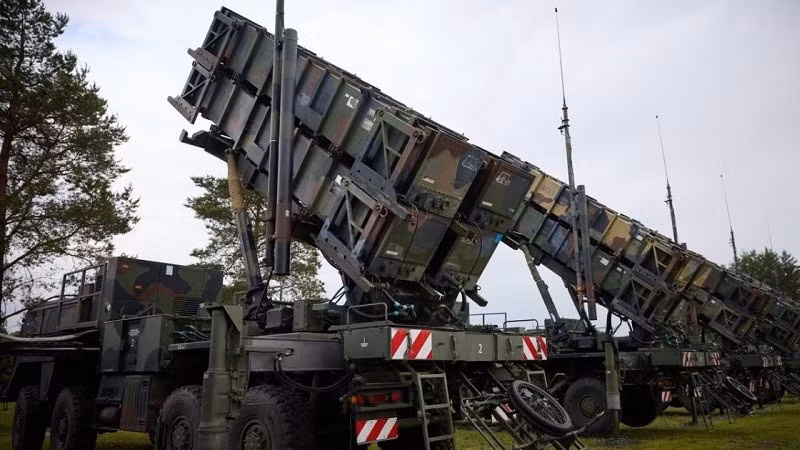 So với S-400 của Nga, có tầm bắn 400km, sức mạnh của Patriot nằm ở độ tin cậy đã được chứng minh và khả năng tích hợp liền mạch với các hệ thống của NATO. patriot-7.jpg