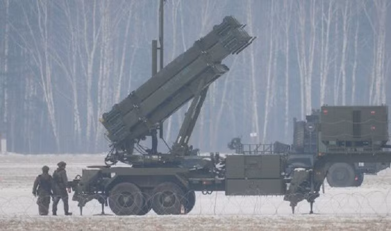 Một khẩu đội Patriot, với radar, bệ phóng và xe hỗ trợ nặng hàng chục tấn, cần nhiều chuyến bay C-17. patriot-6.jpg