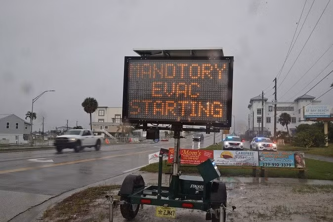 Theo ước tính của Cục Thống kê Dân số Mỹ, 11 quận của Florida, nơi sinh sống của khoảng 5,9 triệu người, đang trong lệnh sơ tán bắt buộc. bao-2-6634.jpg