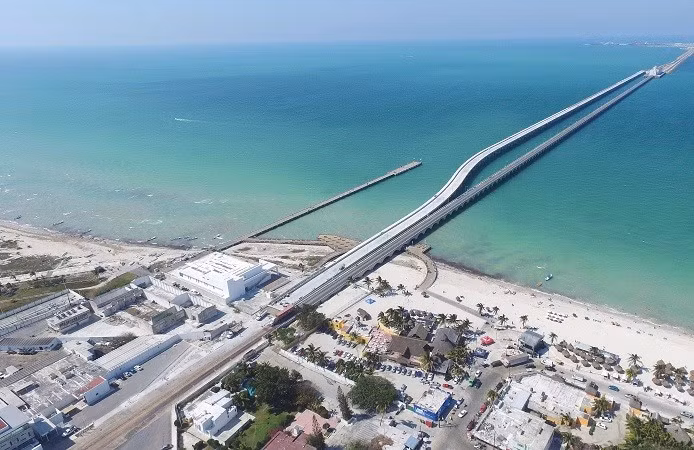 Nằm ở Yucatan, cảng này đã trở thành trung tâm mới cho các tàu du lịch lớn và là điểm nghỉ dưỡng phổ biến nổi tiếng với làn nước trong vắt, ẩm thực địa phương và bãi biển cát trắng. ben-cang-9.jpg