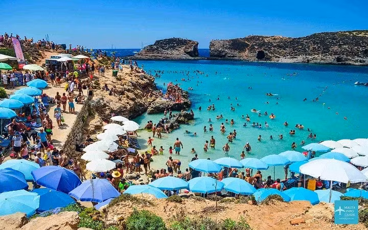 Khi đặt chân đến Malta, du khách sẽ được đắm mình trong “Phố du lịch” được đặt tên khéo léo ở Vịnh St Paul - thị trấn trên bờ biển đông bắc, với nhiều quán rượu nổi tiếng, cả du khách và người dân địa phương đều thích. malta-4.jpg