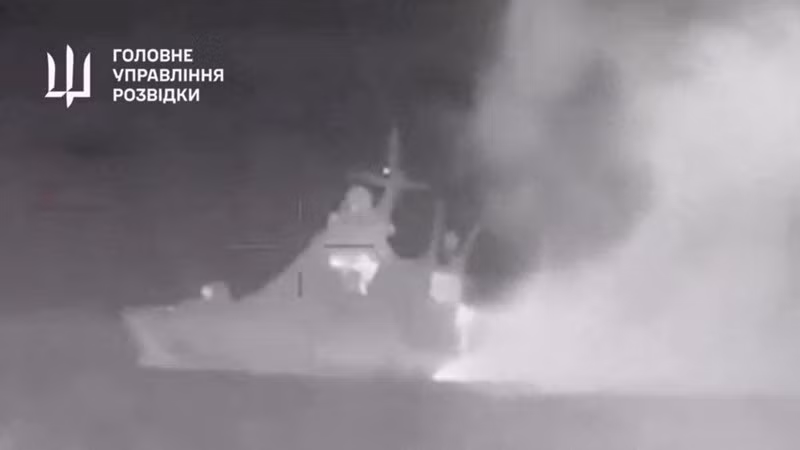 Dmytro Pletenchuk, phát ngôn viên của Hải quân, cho biết con tàu đã bốc cháy, thừa nhận rằng, một thành viên thủy thủ đoàn đã thiệt mạng và một số người khác bị thương. tau-chien-4.jpg