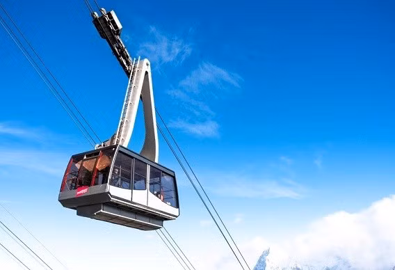 Hoạt động hoàn toàn tự động, cáp treo được trang bị camera và cảm biến để giám sát liên tục và đảm bảo hệ thống hoạt động trơn tru. Nó có khả năng vận chuyển tới 800 người mỗi giờ khi chạy hết công suất. cap-treo-4.jpg