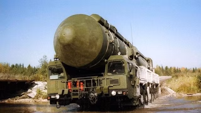 Ngoài ra, họ đang thực hành các biện pháp đối phó với các nhóm phá hoại và tình báo”, thông báo của Bộ Quốc phòng Nga nêu rõ. Bộ này cũng lưu ý rằng, các cuộc tập trận này bao gồm các cuộc diễn tập chuyên sâu dọc theo các tuyến tuần tra chiến đấu, do Sư đoàn Teikovsky của Lực lượng Tên lửa Nga tại Vùng Ivanovo, cách Moscow 249 km tiến hành. Yars 2.jpg