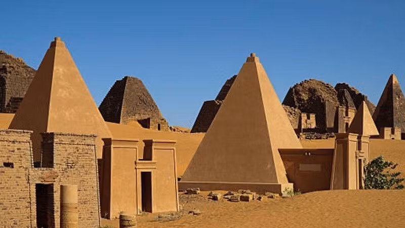 Kim tự tháp ở Sudan từng là địa điểm du lịch được yêu thích. Tuy nhiên, do xung đột vẫn tiếp diễn, các kim tự tháp được UNESCO bảo vệ ở Meore, cách Khartoum khoảng 198km về phía bắc, đã bị bỏ hoang. sudan-6.jpg