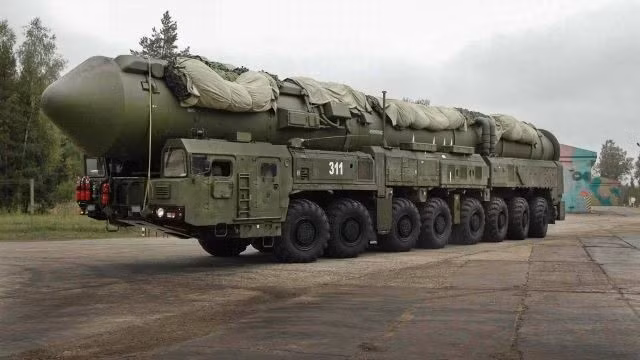 "Các nhóm vận hành hệ thống tên lửa di động trên bộ RS-24 Yars đang thực hiện các nhiệm vụ bao gồm hành quân 100 km, phân tán đơn vị với các thay đổi vị trí, thiết lập thiết bị kỹ thuật, tổ chức ngụy trang và bảo vệ chiến đấu. Yars 1.jpg