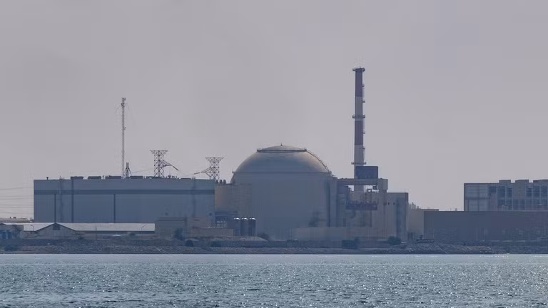 Nhà máy điện hạt nhân duy nhất của Iran nằm ở Bushehr. Cơ quan Năng lượng Nguyên tử Quốc tế (IAEA) ngày 16/3 cho biết, một vật thể phóng đã bắn trúng một công trình cách nhà máy khoảng 350m. nha-may.jpg