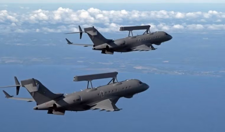 Pháp cuối cùng đã ký hợp đồng mua hai máy bay AWACS GlobalEye của Thụy Điển với giá 12,3 tỷ kronor, tương đương khoảng 1,14 tỷ euro. Tuy nhiên, họ sẽ phải chờ đến năm 2029 mới nhận được sản phẩm này. may-bay-1.jpg