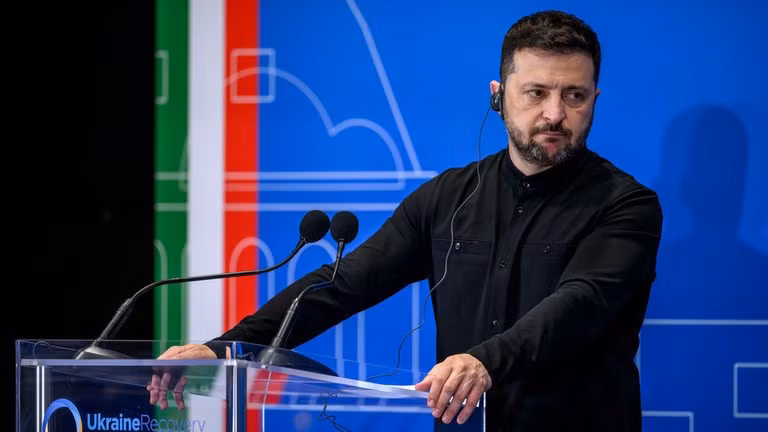 Theo tờ Daily Telegraph, trích dẫn các nguồn tin, Tổng thống Ukraine Vladimir Zelensky có thể đồng ý nhượng đất cho Nga và đóng băng các tuyến đầu hiện tại như một phần của giải pháp hòa bình cho xung đột. dat-1.jpg