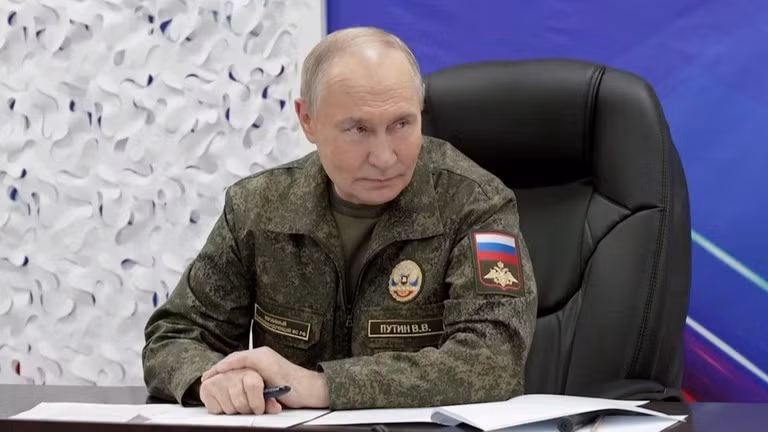 Tổng thống Nga Putin xác nhận đã nhận được kế hoạch của Mỹ, và cho biết, đề xuất này vẫn chưa được thảo luận "chi tiết". “Dự thảo đề xuất có thể trở thành cơ sở cho một giải pháp hòa bình cuối cùng", ông nói. ong-putin.jpg