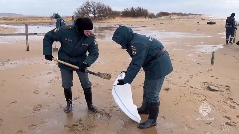 "Tình hình khó khăn nhất đã xảy ra gần cảng Taman ở vùng Krasnodar, nơi dầu nhiên liệu tiếp tục rò rỉ ra biển từ phần bị hư hỏng của tàu chở dầu Volgoneft-239”, ông Kurenkov nói. su-co-4.jpg