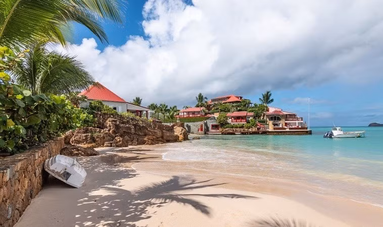 Trong số tất cả các quốc gia mà vùng này tự hào, St Barthelemy, còn được gọi là St Barths hoặc St Barts, đặc biệt nổi tiếng vì thu hút một số người giàu nhất thế giới. Đây là quốc đảo, nơi sinh sống của hơn 11.000 người. quoc-dao-2.jpg