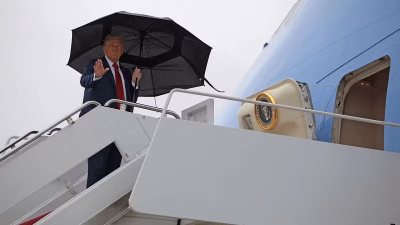 Thông tin này được nhà lãnh đạo Mỹ đưa ra khi ông đang trên máy bay của mình trở về Washington từ Sharm el-Sheikh, Ai Cập, nơi ông Trump và hơn 20 nhà lãnh đạo thế giới vừa tham dự Hội nghị thượng đỉnh về Dải Gaza. tro-ve.jpg