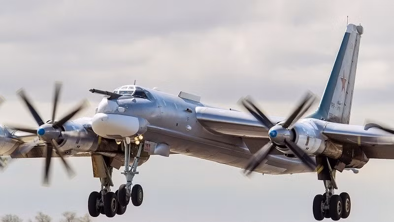 Phi đội máy bay ném bom chiến lược của Nga, bao gồm Tupolev Tu-95 Bear và Tu-160 Blackjack, vẫn là nền tảng cho năng lực tấn công tầm xa của nước này. alaska-9.jpg