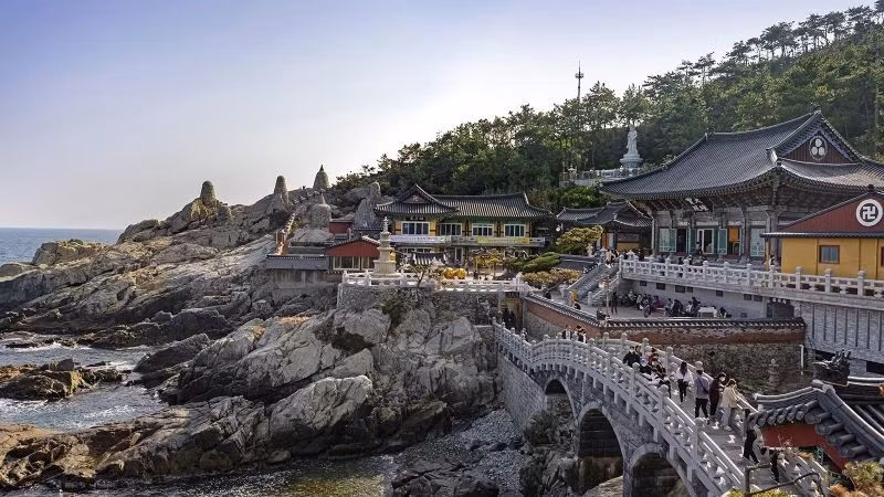 Nằm nép mình trên một mỏm đá nhô ra, ngôi chùa Phật giáo trang trí công phu này mang đến tầm nhìn bao quát ra biển, khiến nó trở thành địa điểm nổi tiếng để ngắm bình minh trên nền vẻ đẹp của thành phố Busan. chua-1.jpg