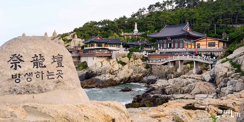 Haedong Yonggungsa không chỉ đơn thuần là một nơi thờ cúng, theo các công ty du lịch địa phương, ngôi chùa đã trở thành điểm thu hút khách du lịch quốc tế hàng đầu khi đến thành phố này. chua-6.jpg