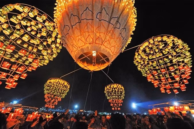 "Ban tổ chức đã cảnh báo mọi người, và một phần ba đám đông đã kịp chạy thoát. Nhưng ngay sau đó, một chiếc dù lượn có động cơ đã bay ngay trên đầu đám đông, thả hai quả bom vào giữa đám đông", thành viên ban tổ chức sự kiện kể lại. tha-bom-4.jpg