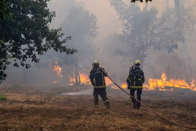 Trong chuyến thăm vùng Gironde hôm 27/7, ông Macron nói: "Pháp đang đối mặt với một vụ cháy rừng chưa từng có tiền lệ. Tình hình mà người dân đang đối phó là nghiêm trọng nhất mà chúng ta từng ghi nhận". phap-9.jpg