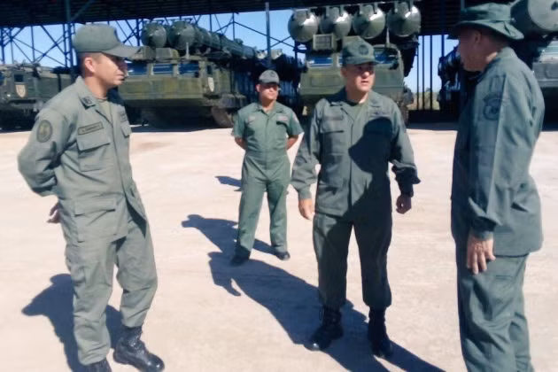 Quân đội Venezuela vừa công bố những bức ảnh mới nhất về hệ thống tên lửa phòng không S-300VM được bố trí tại Căn cứ Không quân Captain Manuel Rios ở bang Guarico. s1.jpg