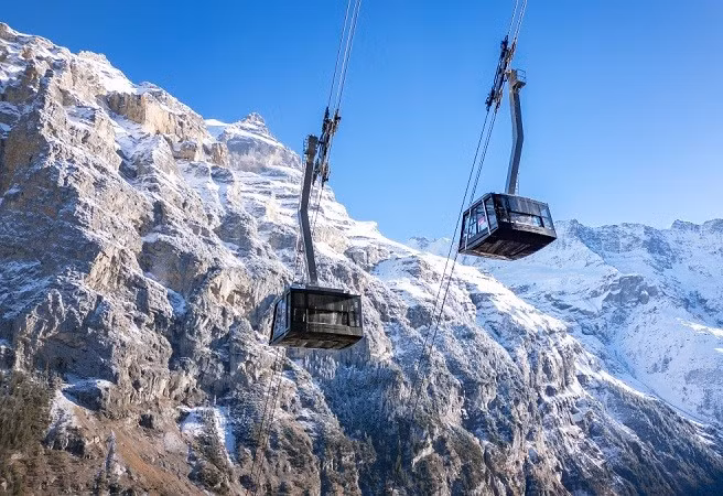 Tuyến cáp treo này leo lên độ cao ấn tượng 775 mét chỉ trong bốn phút và có hai cabin, được thiết kế để chở tới 85 hành khách mỗi cabin, được treo trên những cánh tay dài 11 mét để kiểm soát độ dốc lớn. cap-teo-3.jpg