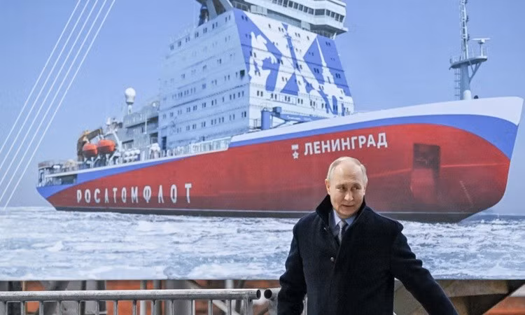 Tổng thống Nga Putin từng nhấn mạnh tầm quan trọng của Tuyến đường Biển Bắc và năng lực độc đáo của hạm đội tàu phá băng hạt nhân Nga, đồng thời nhắc đến tiềm năng hợp tác với Mỹ tại Bắc Cực, gồm các dự án ở Alaska. tau-5.jpg