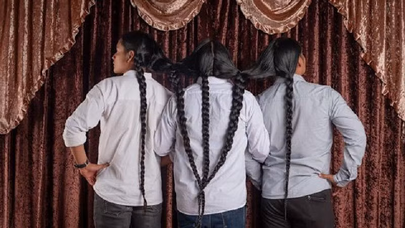 Có tựa đề “Las Pelilargas” hay “Những người tóc dài”, tác phẩm này tôn vinh sự tôn kính chung về mặt văn hóa đối với mái tóc dài trên khắp khu vực, ở cả các cộng đồng thổ dân nhỏ và các trung tâm đô thị. tet-toc-1.jpg