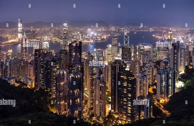Với mật độ dân số chung là 6.300 người trên một kilômét vuông, Hồng Kông là một trong những thành phố đông dân nhất thế giới, nghĩa là người dân chỉ đủ khả năng sống trong các tòa nhà cao tầng. toa-nha-9.jpg